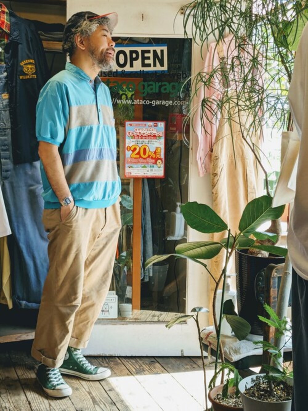 ブルー系のシャツ/ブラウスを着用したメンズの春コーディネートの1枚目の写真