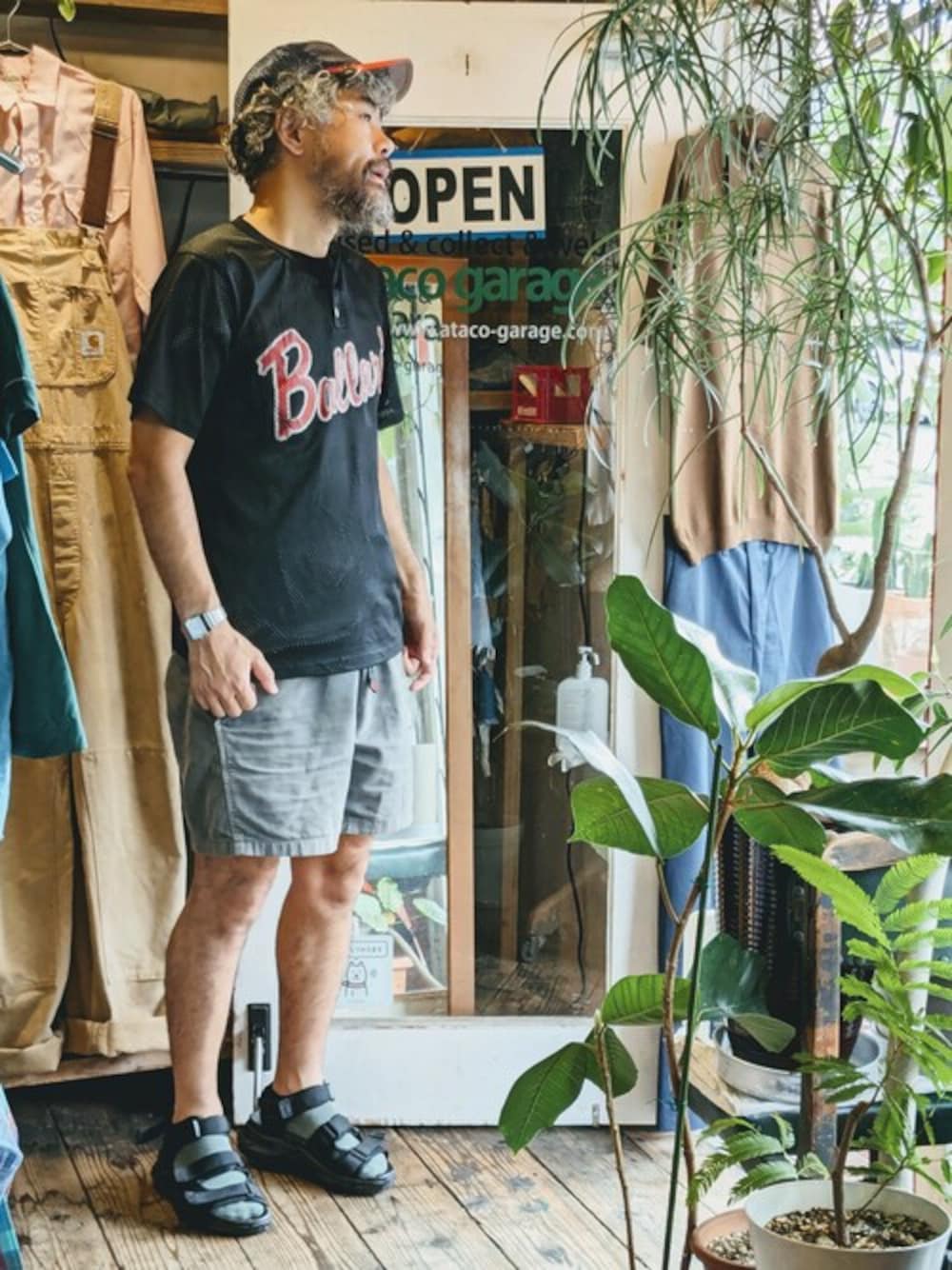 ブラック系のTシャツ/カットソーを着用したメンズの夏コーディネートの1枚目の写真