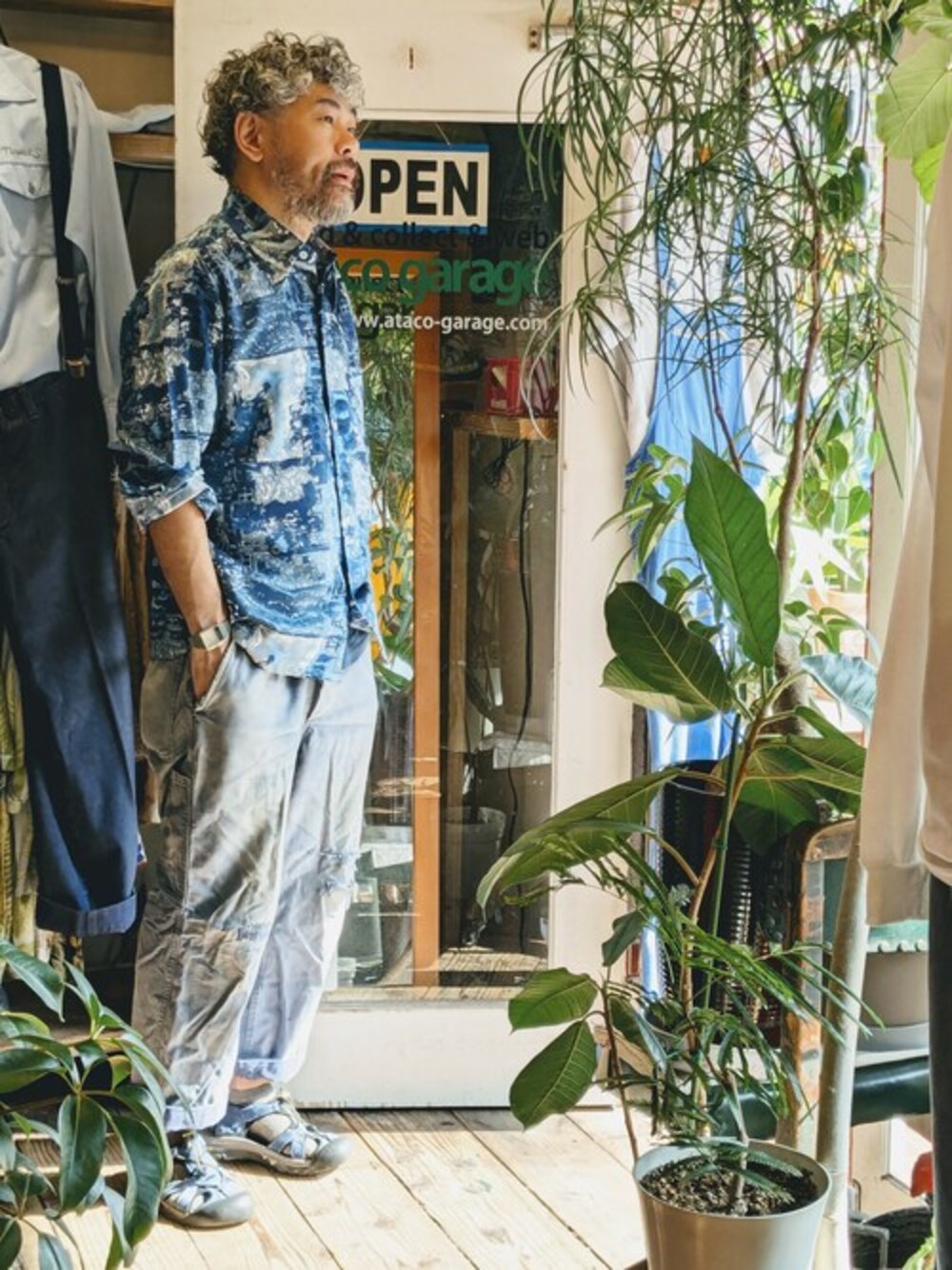 ブルー系のシャツ/ブラウスを着用したメンズの秋コーディネートの1枚目の写真