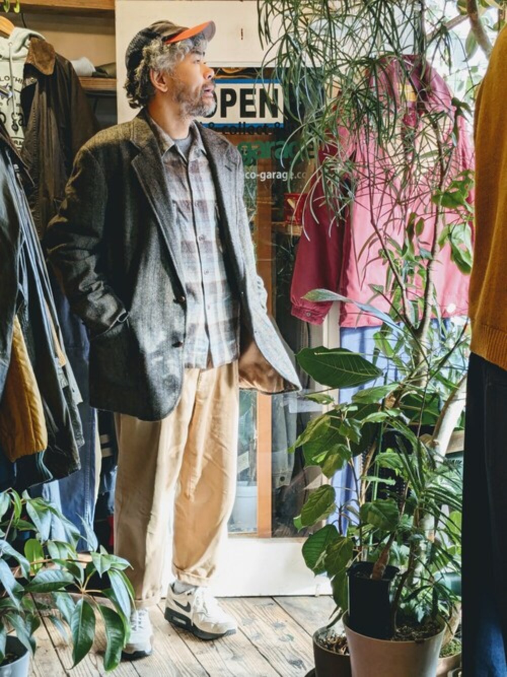 グレー系のテーラードジャケットを着用したメンズの冬コーディネートの1枚目の写真