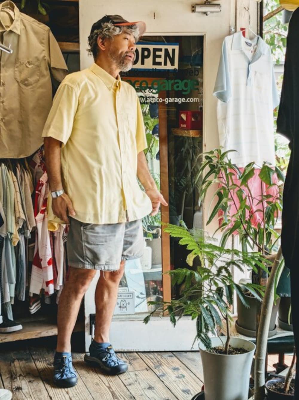 イエロー系のシャツ/ブラウスを着用したメンズの夏コーディネートの1枚目の写真