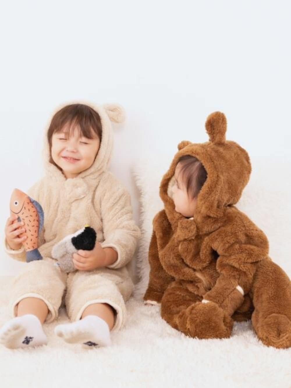 ブラウン系のロンパース、ベージュ系のロンパースを着用したレディースの冬コーディネートの1枚目の写真