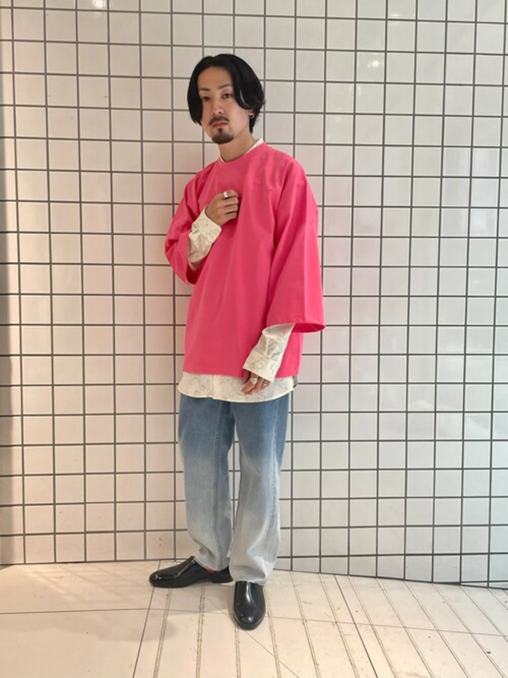 ピンク系のTシャツ/カットソー、ベージュ系のシャツ/ブラウス、ブルー系のデニムパンツを着用したメンズの春コーディネートの1枚目の写真