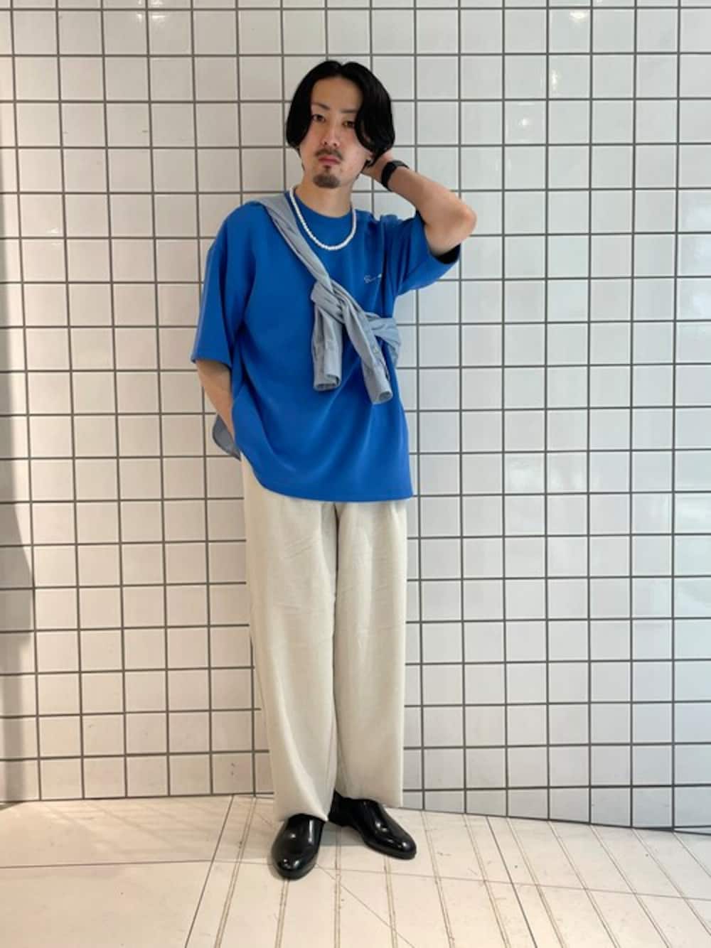 ブルー系のTシャツ/カットソー、ベージュ系のスラックス、ブルー系のシャツ/ブラウスを着用したメンズの春コーディネートの1枚目の写真