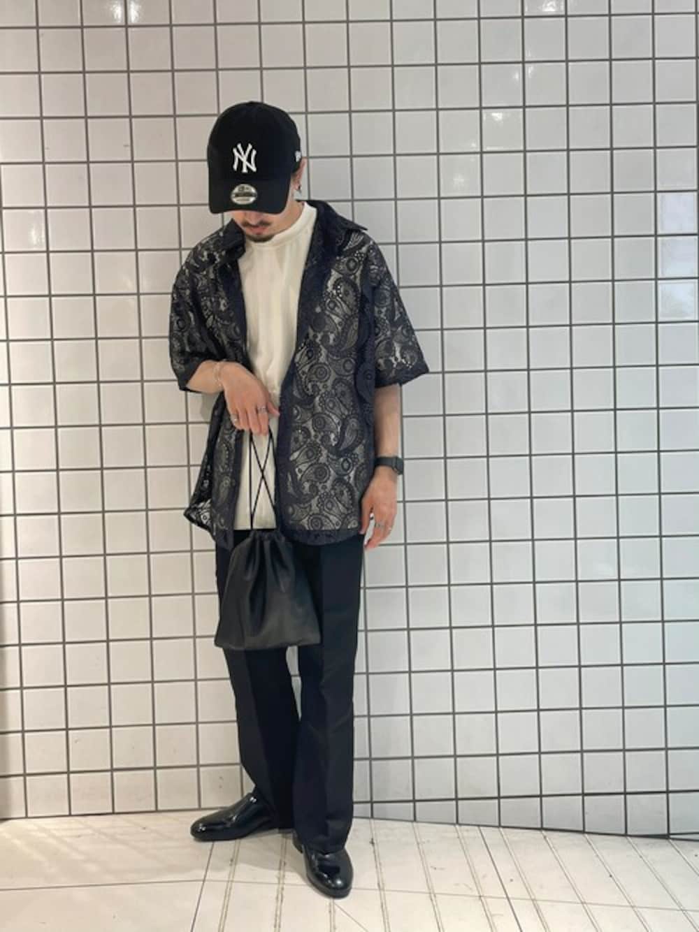 グレー系のシャツ/ブラウス、ホワイト系のTシャツ/カットソー、ブラック系のスラックスを着用したメンズの春コーディネートの1枚目の写真