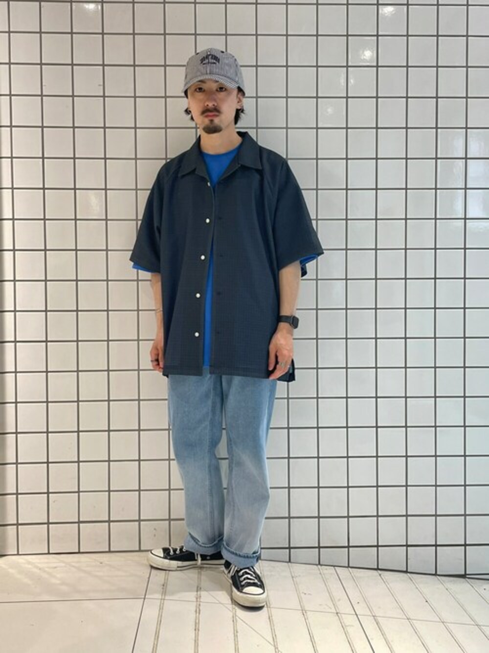 ブルー系のシャツ/ブラウス、ブルー系のTシャツ/カットソー、ブルー系のデニムパンツを着用したメンズの春コーディネートの1枚目の写真