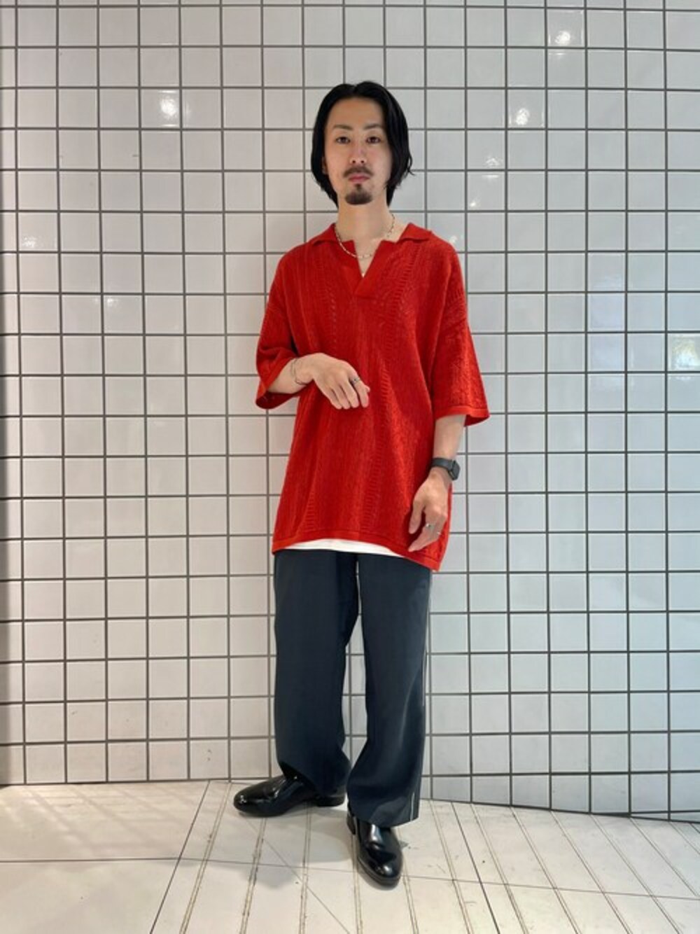 レッド系のニット/セーター、ホワイト系のタンクトップ、グレー系のその他パンツを着用したメンズの夏コーディネートの1枚目の写真