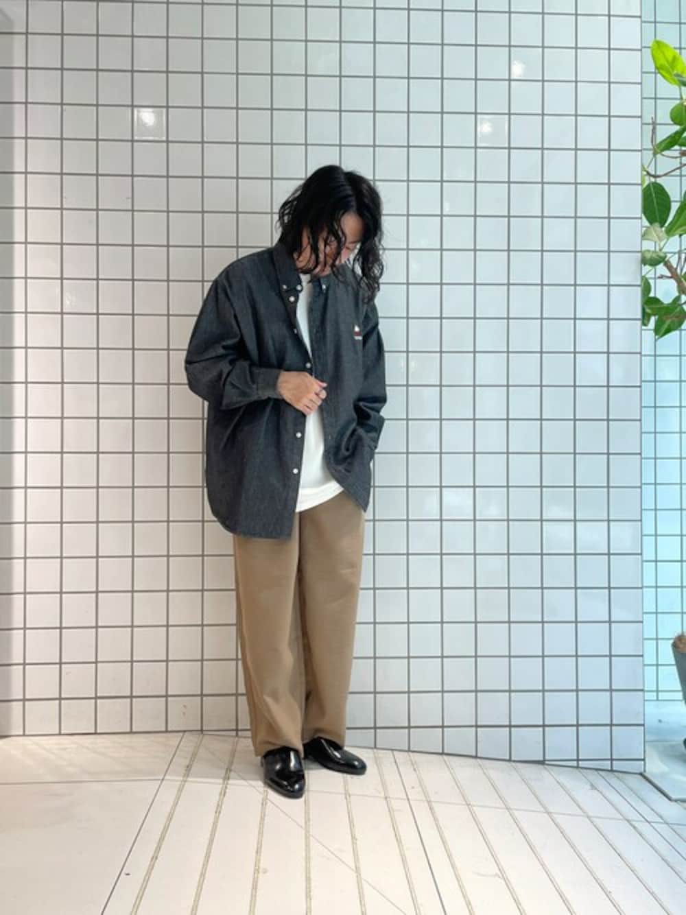 ブラック系のシャツ/ブラウス、ベージュ系のスラックスを着用したメンズの秋コーディネートの1枚目の写真