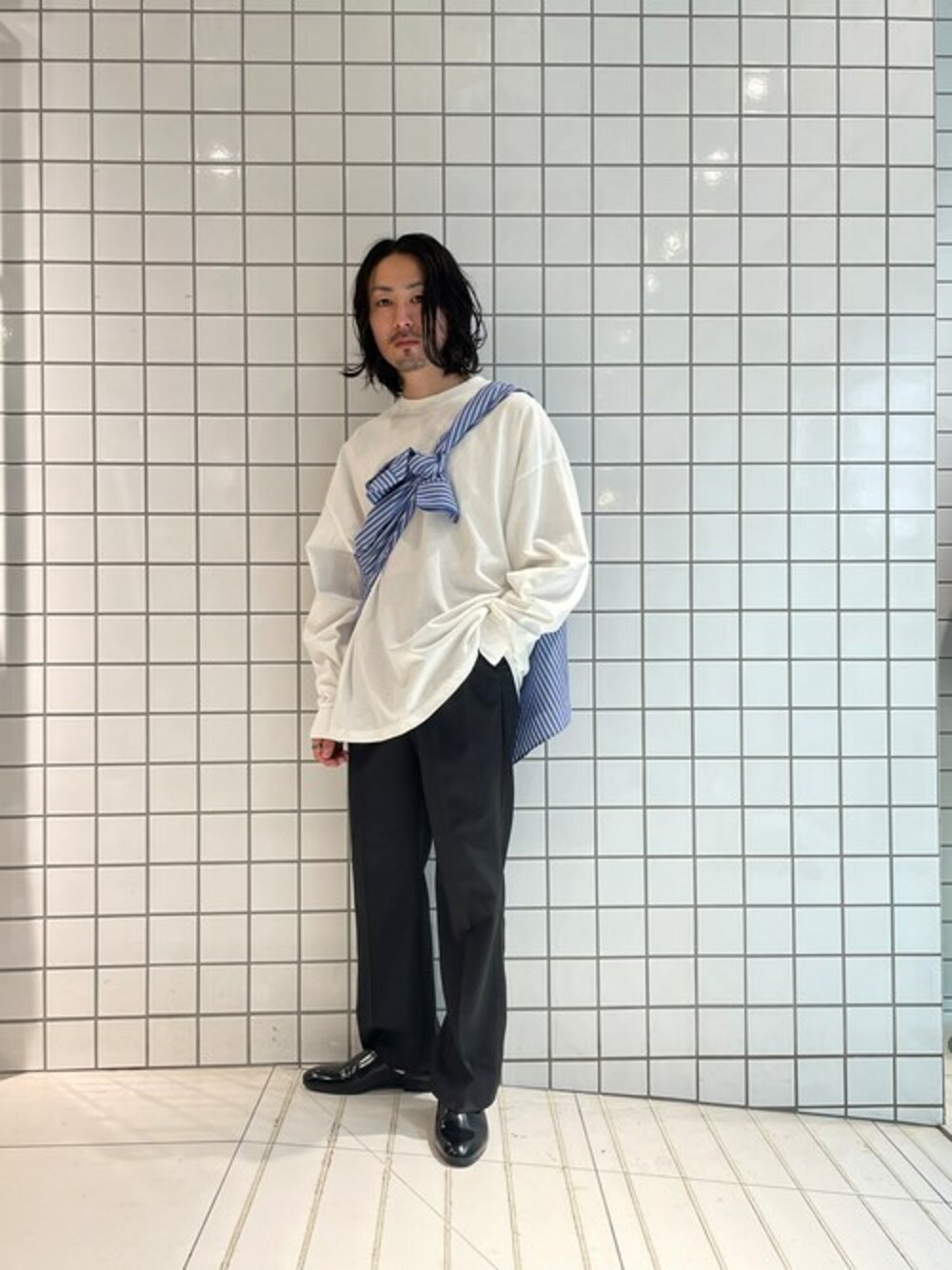 ホワイト系のTシャツ/カットソー、ブルー系のシャツ/ブラウス、ブラック系のその他パンツを着用したメンズの秋コーディネートの1枚目の写真