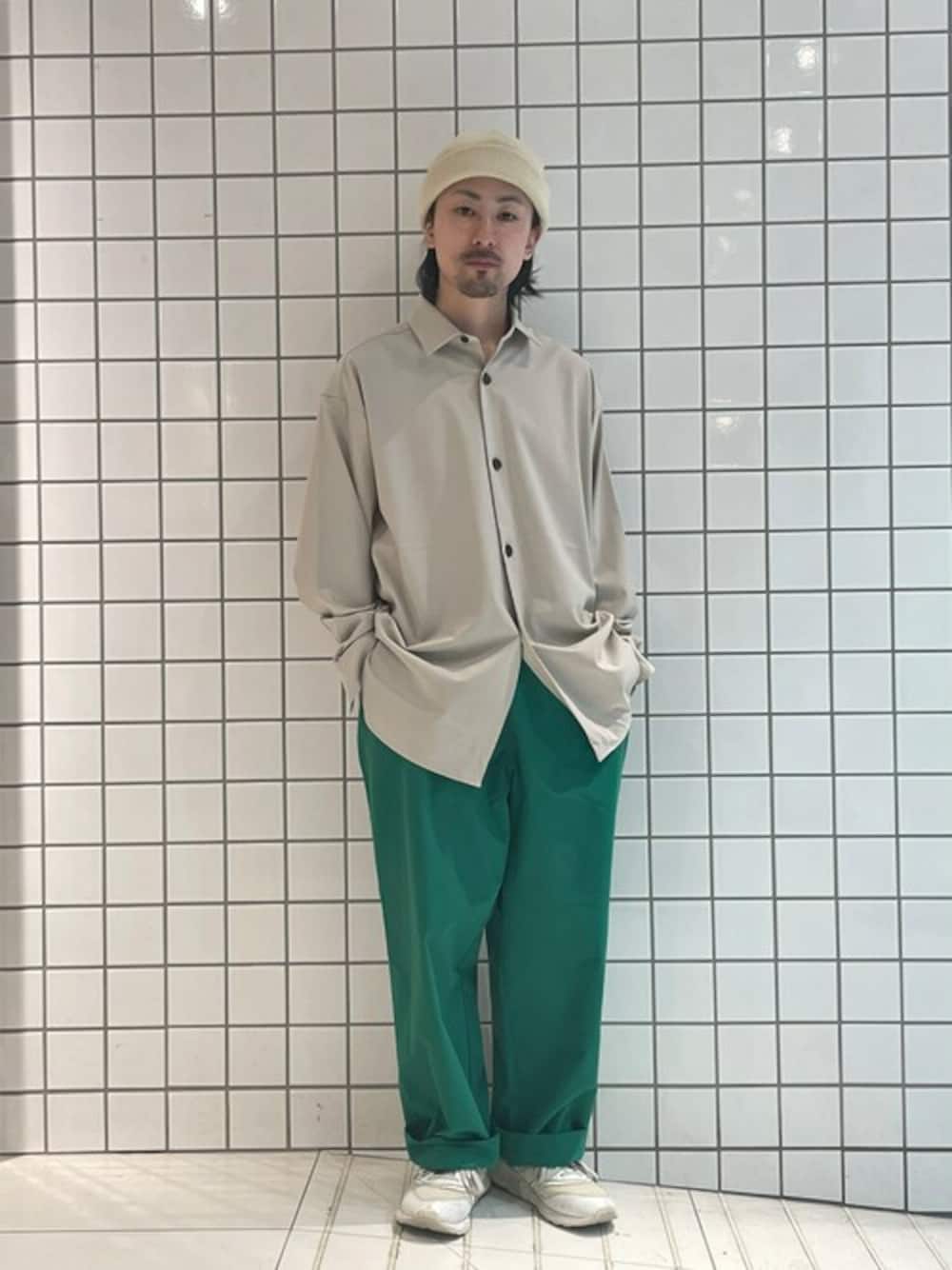 ベージュ系のシャツ/ブラウス、グリーン系のその他パンツ、ホワイト系のニットキャップ/ビーニーを着用したメンズの秋コーディネートの1枚目の写真