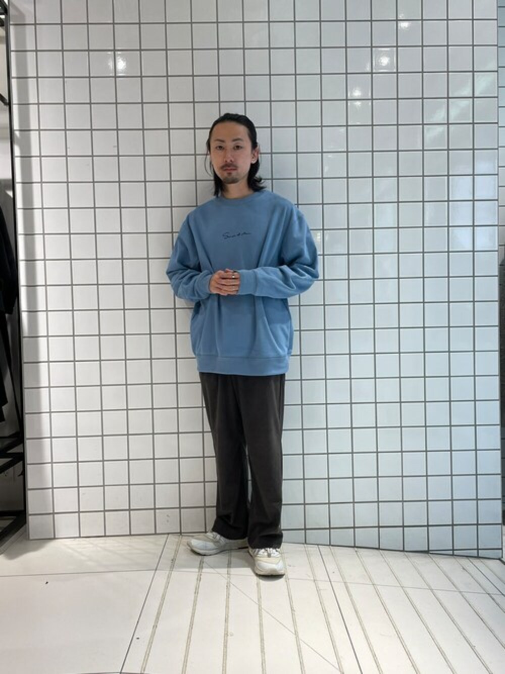 ブルー系のスウェット、ブラウン系のその他パンツを着用したメンズの冬コーディネートの1枚目の写真