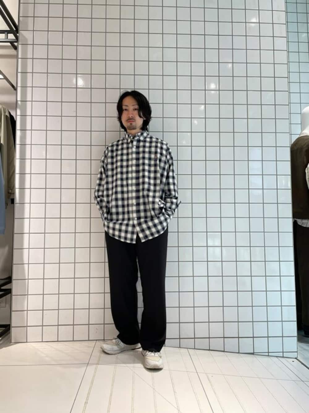 ブルー系のシャツ/ブラウス、ブラック系のスラックスを着用したメンズの冬コーディネートの1枚目の写真