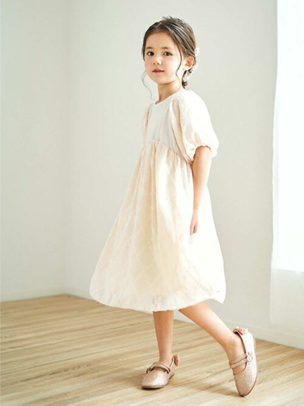 「ワンピース、子供服、キッズコーデ、セレモニー、春コーデ、女の子、アプレレクール、キッズファッション、エフオーオンラインストア(F.O.Online Store)、F.O.Online Store」｜「apres les coursのダイヤ柄小花刺繍ワンピース（ワンピース、ホワイト系）」を使った、F.O.OnlineStoreさん（キッズ・110cm）の冬コーディネートの1枚目の写真