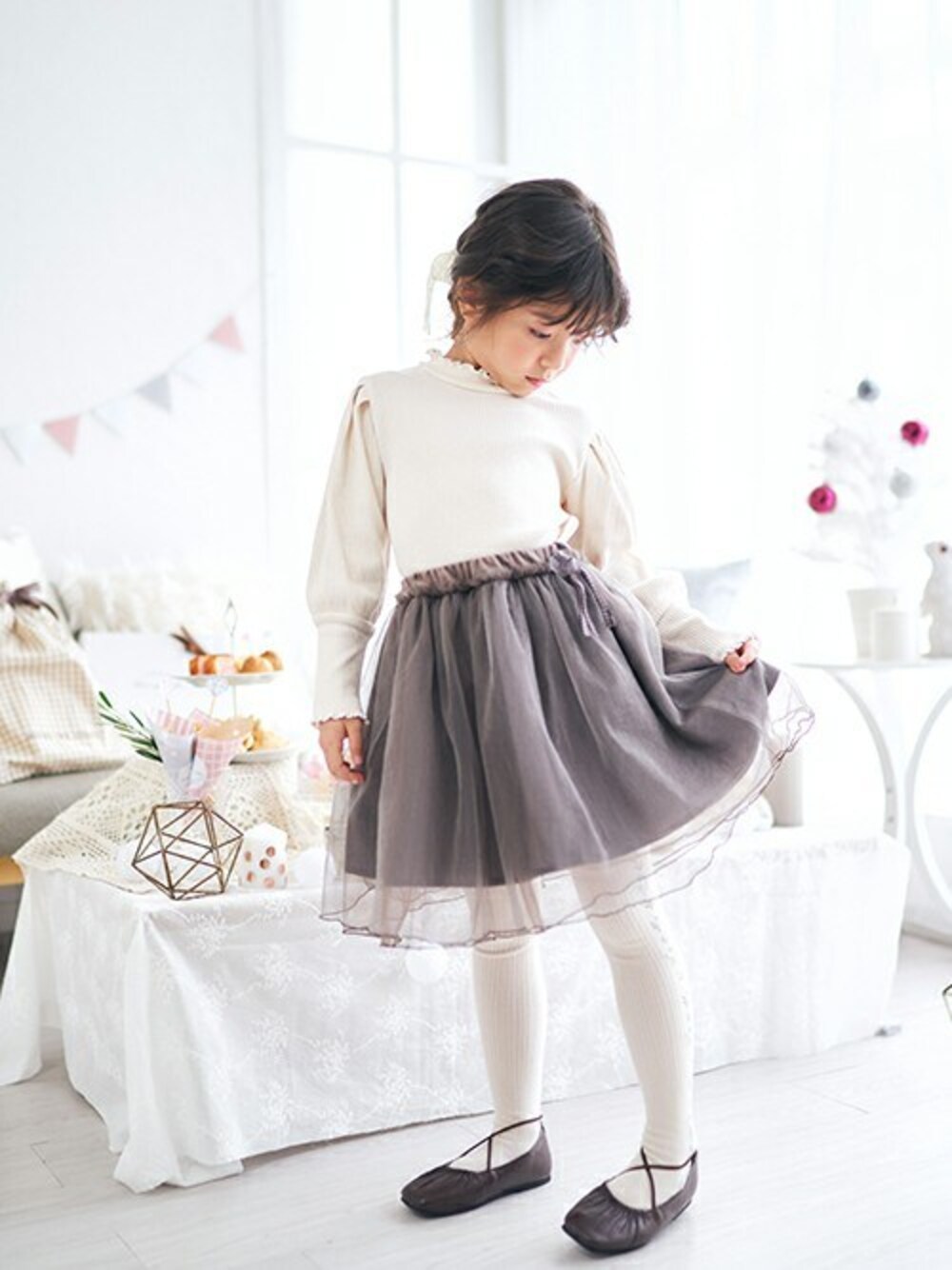 「子供服、キッズコーデ、セレモニー、春コーデ、女の子、アプレレクール、キッズファッション、エフオーオンラインストア(F.O.Online Store)、apreslescours、F.O.Online Store」｜「apres les coursのタックスリーブメロウリブTシャツ（Tシャツ/カットソー、ホワイト系）」を使った、F.O.OnlineStoreさん（キッズ・110cm）の冬コーディネートの1枚目の写真