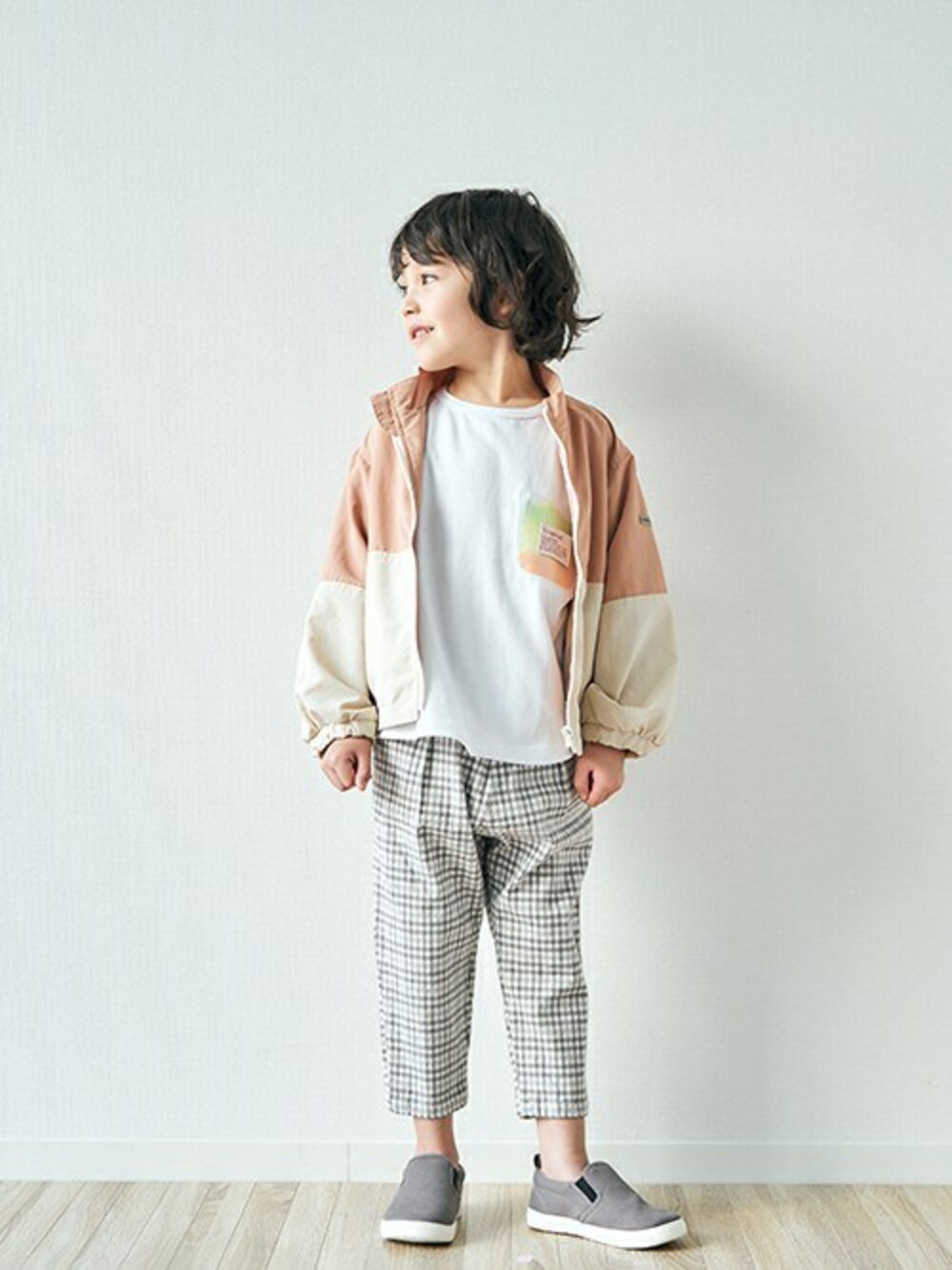 「子供服、キッズコーデ、男の子、春コーデ、ゆるコーデ、アプレレクール、キッズファッション、エフオーオンラインストア(F.O.Online Store)、apreslescours、F.O.Online Store」｜「apres les coursのバラエティウインドブレーカー_撥水加工（ナイロンジャケット、オレンジ系）」を使った、F.O.OnlineStoreさん（キッズ・110cm）の冬コーディネートの1枚目の写真