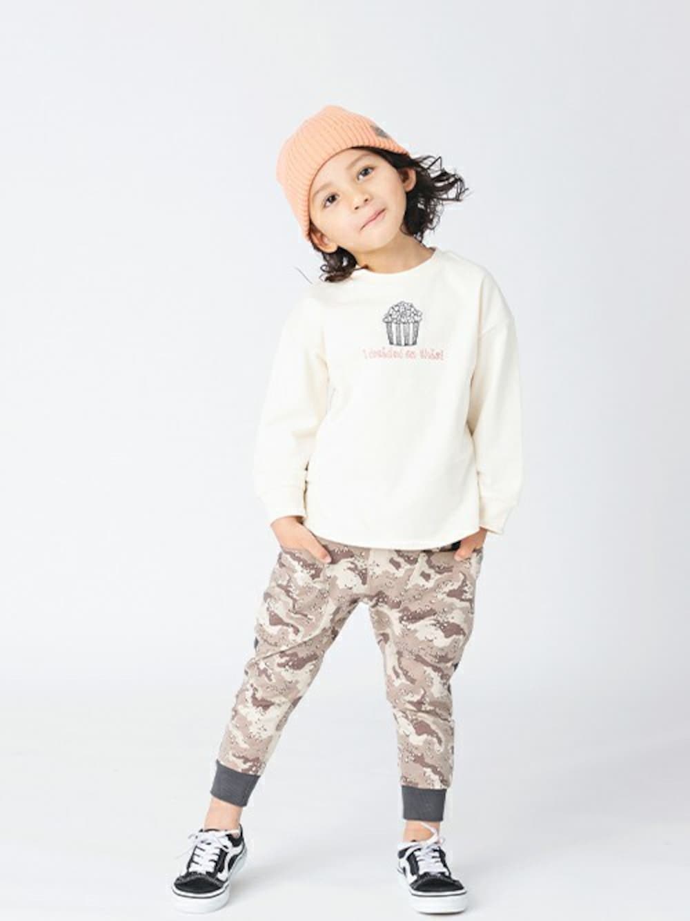 「カジュアル、子供服、キッズコーデ、男の子、春コーデ、BREEZE、キッズファッション、ブリーズ、エフオーオンラインストア(F.O.Online Store)、F.O.Online Store」｜「BREEZEのカラフル ニット帽（ニットキャップ/ビーニー、オレンジ系）」を使った、F.O.OnlineStoreさん（キッズ・110cm）の春コーディネートの1枚目の写真