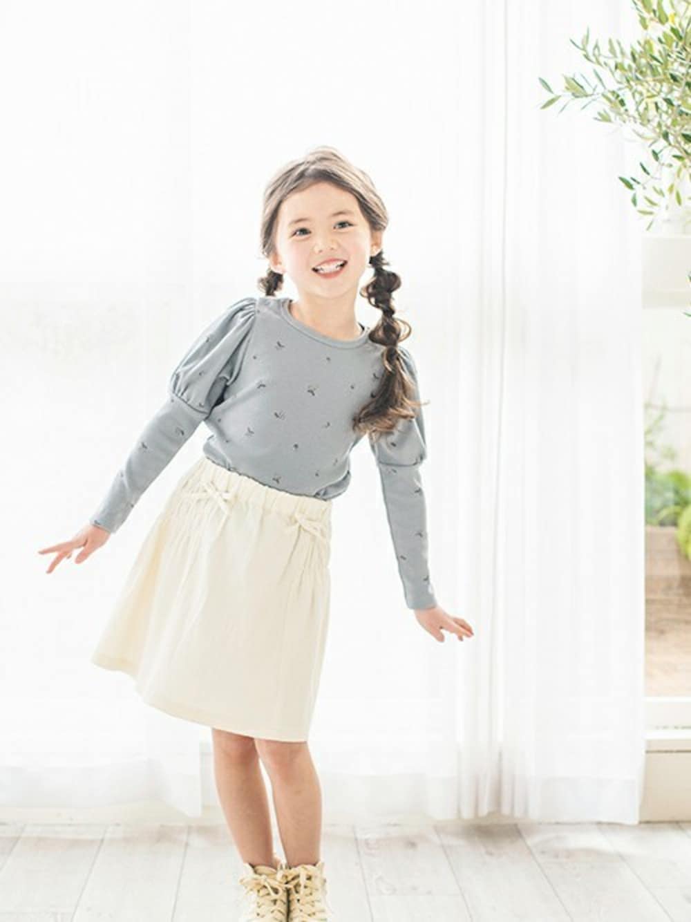 「子供服、キッズコーデ、春コーデ、女の子、ゆるコーデ、アプレレクール、キッズファッション、エフオーオンラインストア(F.O.Online Store)、apreslescours、F.O.Online Store」｜「apres les coursのWEB限定 総柄パフスリーブロンT（Tシャツ/カットソー、ブルー系）」を使った、F.O.OnlineStoreさん（キッズ・110cm）の春コーディネートの1枚目の写真