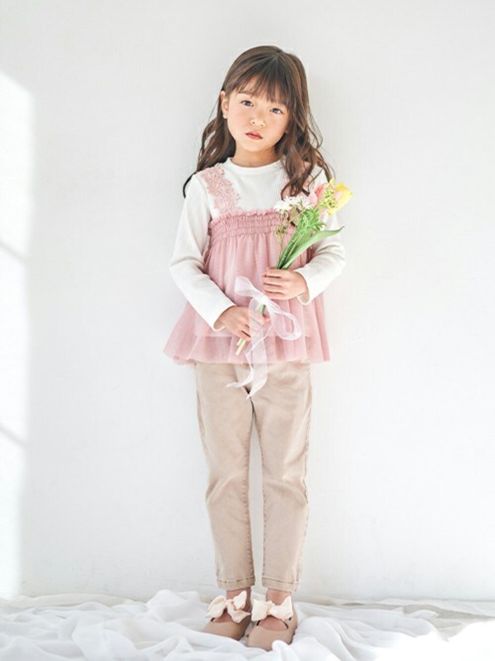 「子供服、キッズコーデ、春コーデ、女の子、ゆるコーデ、アプレレクール、キッズファッション、エフオーオンラインストア(F.O.Online Store)、apreslescours、F.O.Online Store」｜「apres les coursのお花レースチュールドッキングトップス（Tシャツ/カットソー、ピンク系）」を使った、F.O.OnlineStoreさん（キッズ・110cm）の春コーディネートの1枚目の写真