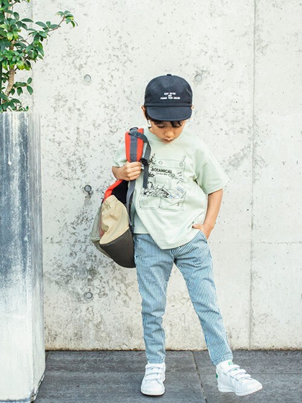 「カジュアル、子供服、キッズコーデ、男の子、夏コーデ、BREEZE、キッズファッション、ブリーズ、エフオーオンラインストア(F.O.Online Store)、F.O.Online Store」｜「BREEZEのアジャスターキャップ_UVカット（キャップ、ブラック系）」を使った、F.O.OnlineStoreさん（キッズ・110cm）の春コーディネートの1枚目の写真
