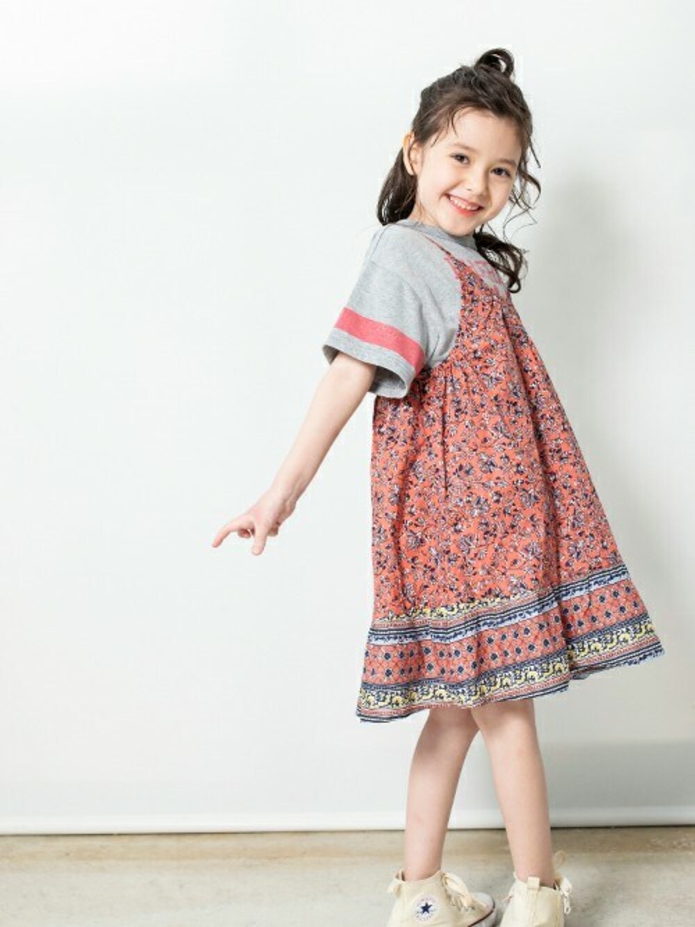 「ワンピース、子供服、キッズコーデ、女の子、夏コーデ、BREEZE、キッズファッション、ブリーズ、エフオーオンラインストア(F.O.Online Store)、F.O.Online Store」｜「BREEZEの2Pキャミワンピース（ワンピース、グレー系）」を使った、F.O.OnlineStoreさん（キッズ・110cm）の春コーディネートの1枚目の写真