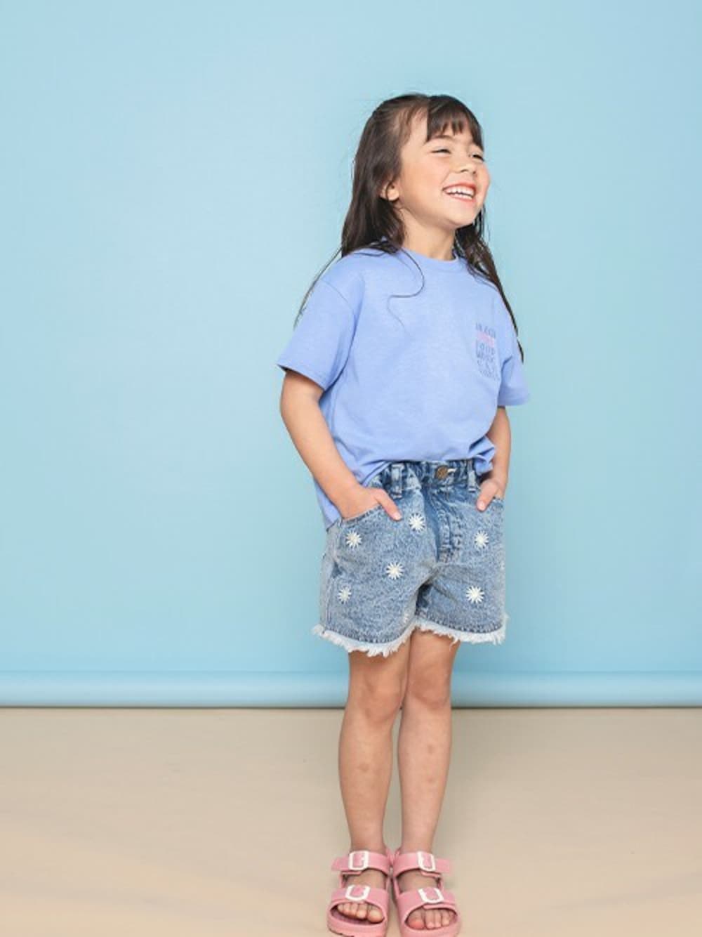 ブルー系のTシャツ/カットソー、ブルー系のその他パンツ、ピンク系のサンダルを着用したキッズの春コーディネートの1枚目の写真