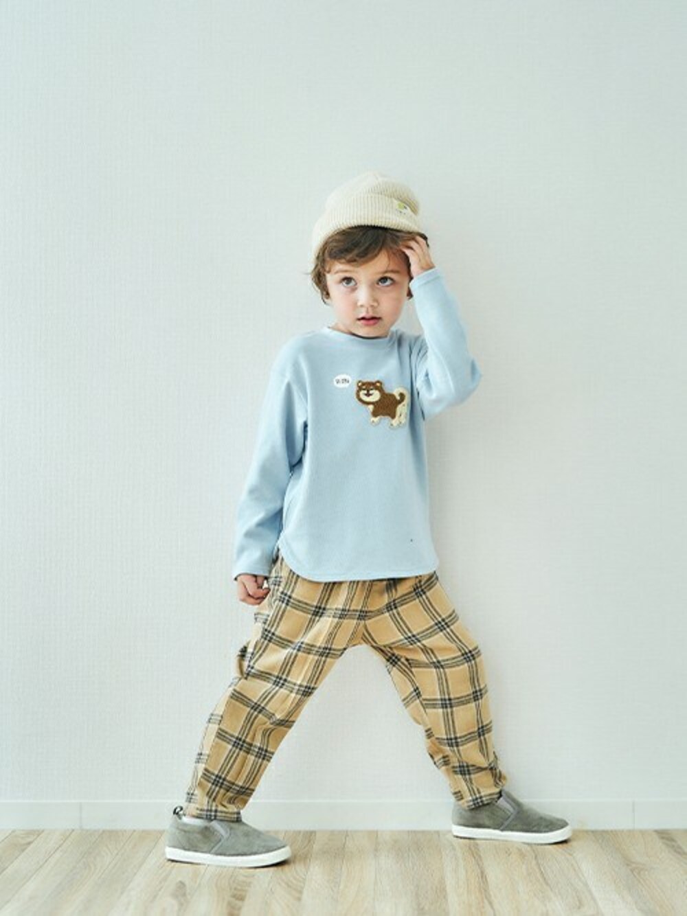 「子供服、キッズコーデ、男の子、ゆるコーデ、アプレレクール、秋コーデ、キッズファッション、エフオーオンラインストア(F.O.Online Store)、apreslescours、F.O.Online Store」｜「apres les coursのバラエティ ニットキャップ（ニットキャップ/ビーニー、ホワイト系）」を使った、F.O.OnlineStoreさん（キッズ・110cm）の夏コーディネートの1枚目の写真