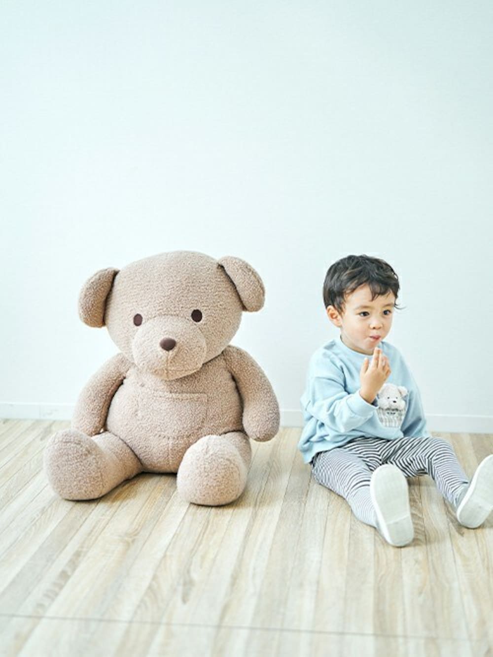「トレーナー、子供服、キッズコーデ、アプレレクール、秋コーデ、キッズファッション、エフオーオンラインストア(F.O.Online Store)、apreslescours、F.O.Online Store、tiny bear」｜「apres les coursのバラエティ スリッポン（スリッポン、グレー系）」を使った、F.O.OnlineStoreさん（キッズ・90cm）の夏コーディネートの1枚目の写真