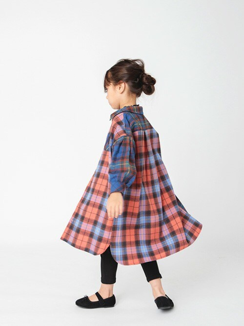 「チェック、カジュアル、シャツワンピ、キッズコーデ、女の子、おそろいコーデ、BREEZE、ブリーズ、エフオーオンラインストア(F.O.Online Store)、F.O.Online Store」｜「BREEZEのスタンダードシャツワンピース（シャツワンピース、レッド系）」を使った、F.O.OnlineStoreさん（キッズ・110cm）の秋コーディネートの1枚目の写真