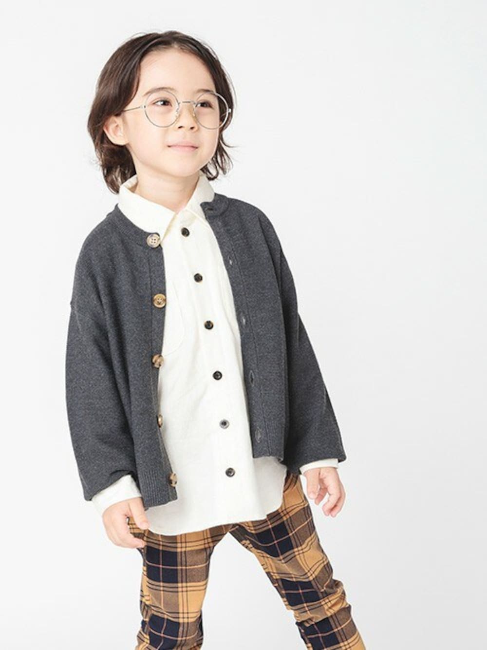 「カーディガン、カジュアル、フォーマル、子供服、キッズコーデ、男の子、BREEZE、秋コーデ、ブリーズ、エフオーオンラインストア(F.O.Online Store)」｜「BREEZEのスタンダードシャツ【フォーマル対応】（シャツ/ブラウス、ホワイト系）」を使った、F.O.OnlineStoreさん（キッズ・110cm）の秋コーディネートの1枚目の写真