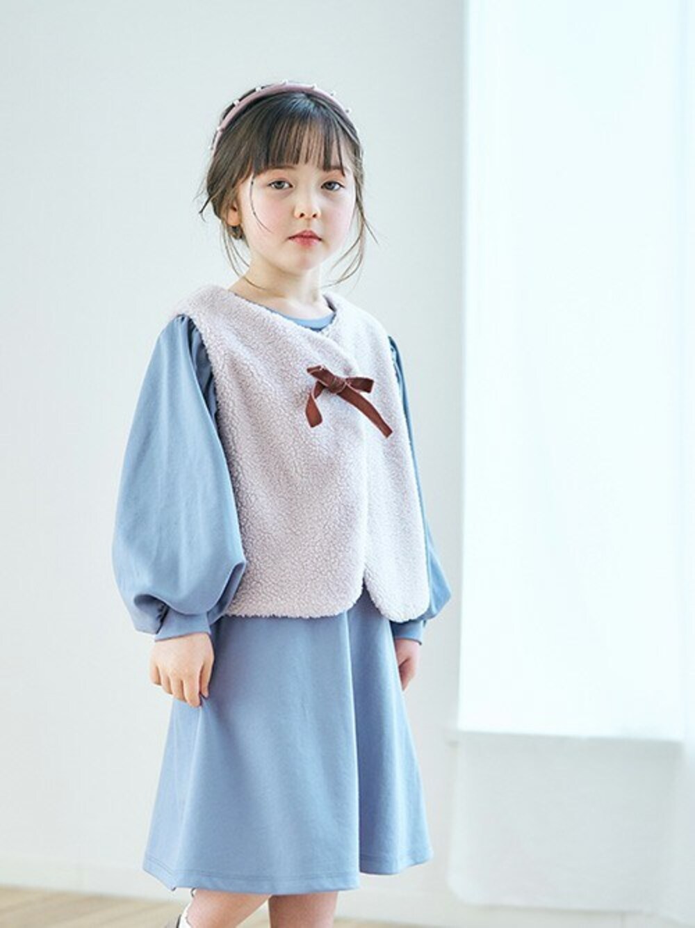 「ワンピース、ボアベスト、フォーマル、キッズコーデ、女の子、アプレレクール、秋コーデ、エフオーオンラインストア(F.O.Online Store)、apres les cours、F.O.Online Store」｜「apres les coursの付け襟＆フレアワンピース【フォーマル対応】（ワンピース、ブルー系）」を使った、F.O.OnlineStoreさん（キッズ・110cm）の秋コーディネートの1枚目の写真