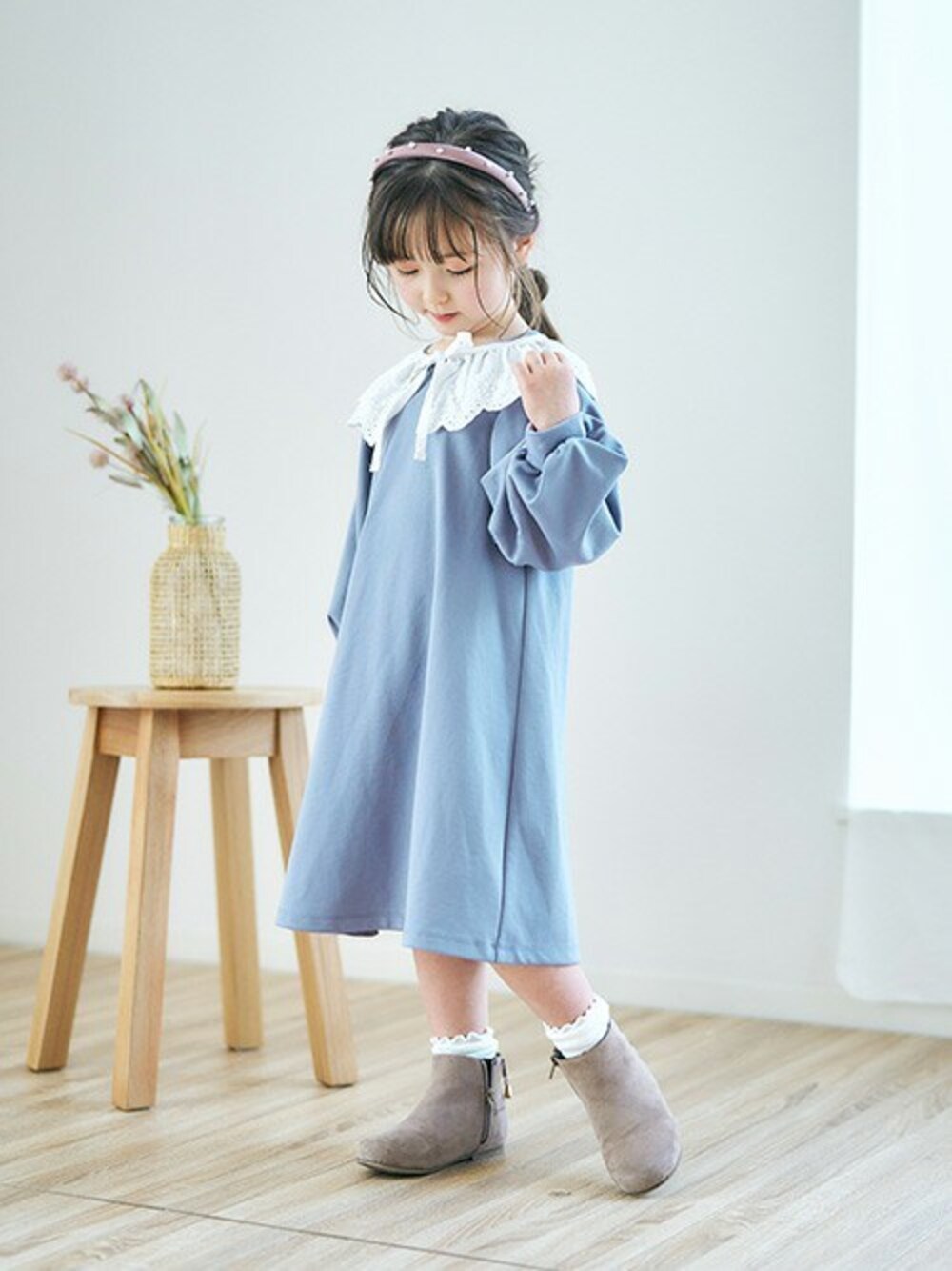 「ワンピース、カジュアル、フォーマル、女の子、付け襟、アプレレクール、秋コーデ、エフオーオンラインストア(F.O.Online Store)、apres les cours、F.O.Online Store」｜「apres les coursの付け襟＆フレアワンピース【フォーマル対応】（ワンピース、ブルー系）」を使った、F.O.OnlineStoreさん（キッズ・110cm）の秋コーディネートの1枚目の写真