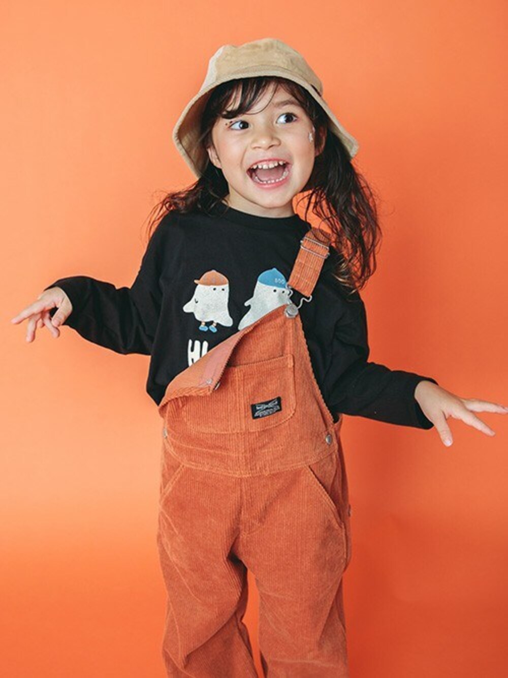 「サロペット、ハロウィン、オレンジ、キッズコーデ、女の子、バケットハット、BREEZE、秋コーデ、エフオーオンラインストア(F.O.Online Store)、F.O.Online Store」｜「BREEZEのハロウィン バラエティーTシャツ（Tシャツ/カットソー、ブラック系）」を使った、F.O.OnlineStoreさん（キッズ・110cm）の秋コーディネートの1枚目の写真