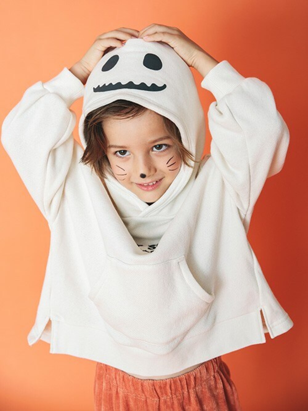 「パーカー、halloween、ハロウィン、オレンジ、キッズコーデ、男の子、BREEZE、秋コーデ、エフオーオンラインストア(F.O.Online Store)、F.O.Online Store」｜「BREEZEのハロウィン おばけ・猫パーカー（パーカー、ホワイト系）」を使った、F.O.OnlineStoreさん（キッズ・110cm）の秋コーディネートの1枚目の写真