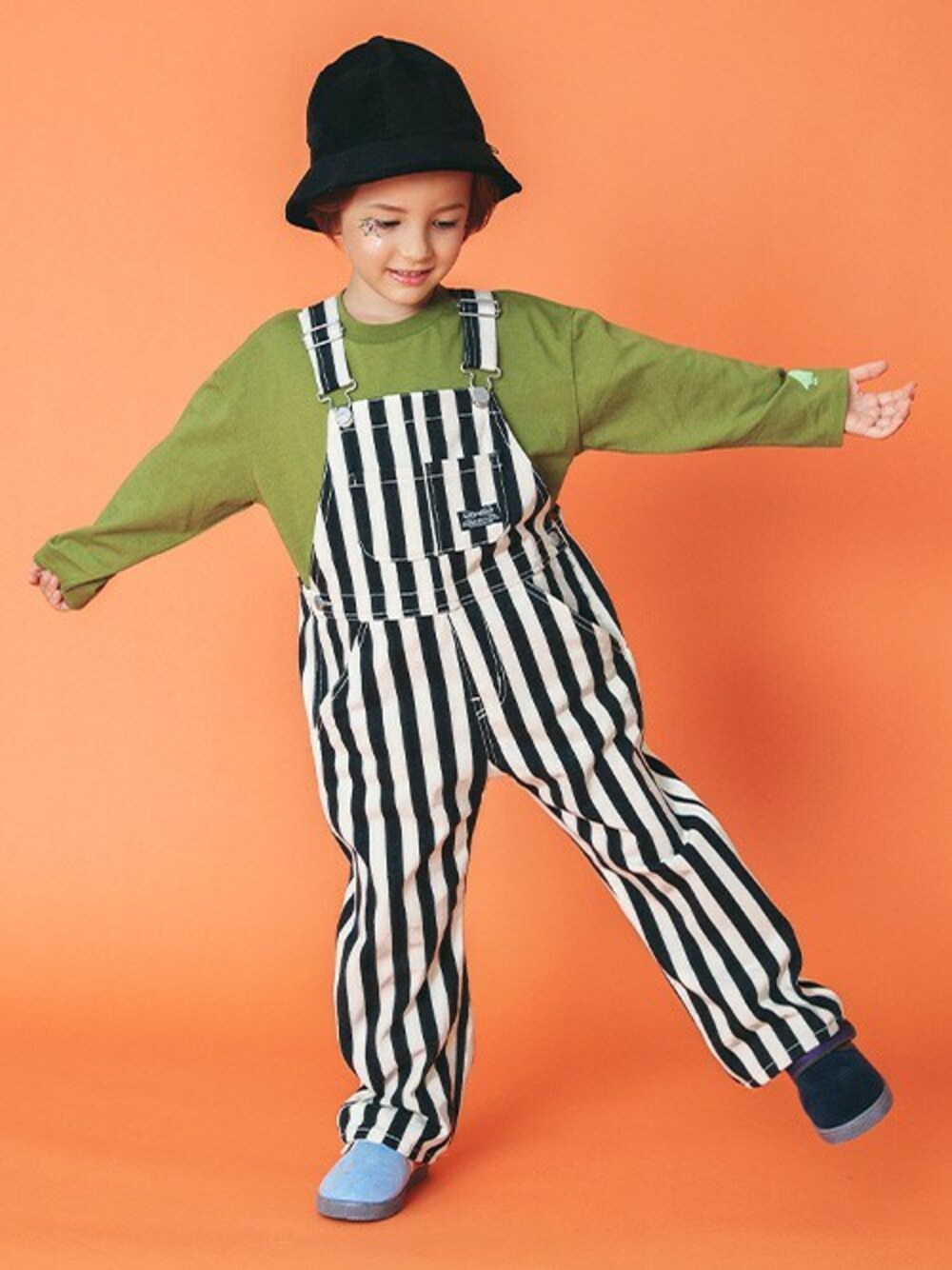 「サロペット、ストライプ、halloween、ハロウィン、キッズコーデ、男の子、カジュアルコーデ、BREEZE、エフオーオンラインストア(F.O.Online Store)、F.O.Online Store」｜「BREEZEのクレイジーバケットハット（ハット、ブラック系）」を使った、F.O.OnlineStoreさん（キッズ・110cm）の秋コーディネートの1枚目の写真