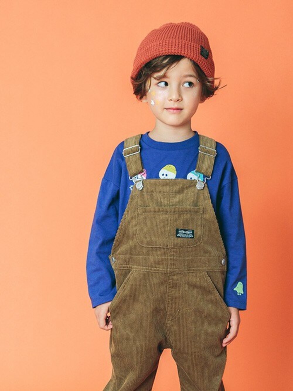 「カジュアル、ニット帽、サロペット、halloween、ハロウィン、キッズコーデ、男の子、BREEZE、エフオーオンラインストア(F.O.Online Store)、F.O.Online Store」｜「BREEZEのカラバリニット帽（ニットキャップ/ビーニー、オレンジ系）」を使った、F.O.OnlineStoreさん（キッズ・110cm）の秋コーディネートの1枚目の写真