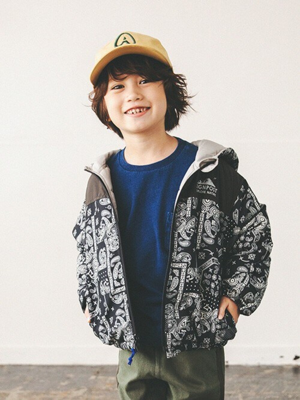 「アウター、ロゴT、アメカジ、キャップ、リバーシブル、ペイズリー、男の子、BREEZE、エフオーオンラインストア(F.O.Online Store)、F.O.Online Store」｜「BREEZEの【洗濯機でお洗濯OK】WEB限定 ふわ軽リバーシブルアウター（ダウンジャケット/コート、グレー系）」を使った、F.O.OnlineStoreさん（キッズ・110cm）の冬コーディネートの1枚目の写真