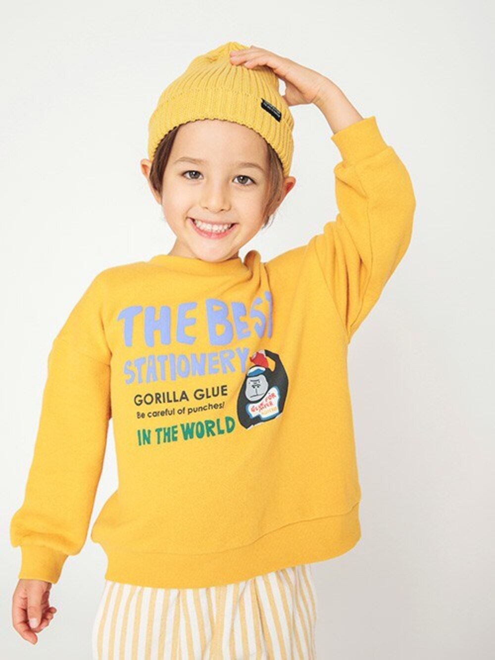 「イエロー、ニット帽、ストライプ、トレーナー、キッズコーデ、男の子、ゆったりコーデ、BREEZE、エフオーオンラインストア(F.O.Online Store)、F.O.Online Store」｜「BREEZEのカラフルニット帽（ニットキャップ/ビーニー、イエロー系）」を使った、F.O.OnlineStoreさん（キッズ・110cm）の冬コーディネートの1枚目の写真