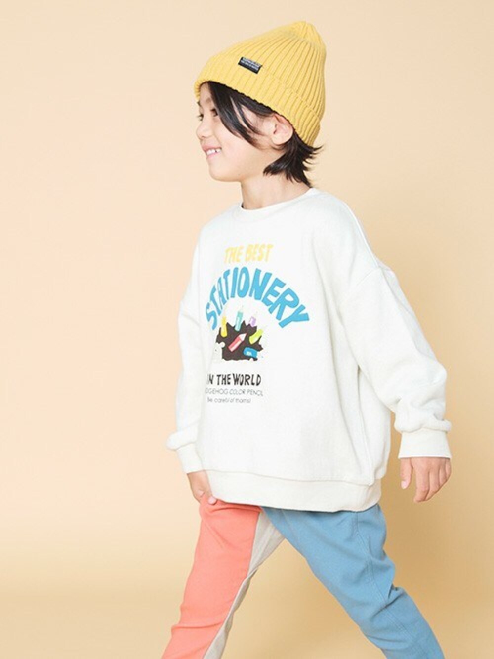 「ニット帽、トレーナー、カラフル、子供服、キッズコーデ、男の子、春コーデ、BREEZE、エフオーオンラインストア(F.O.Online Store)、F.O.Online Store」｜「BREEZEのカラフルアニマルステーショナリートレーナー（スウェット、ホワイト系）」を使った、F.O.OnlineStoreさん（キッズ・110cm）の冬コーディネートの1枚目の写真