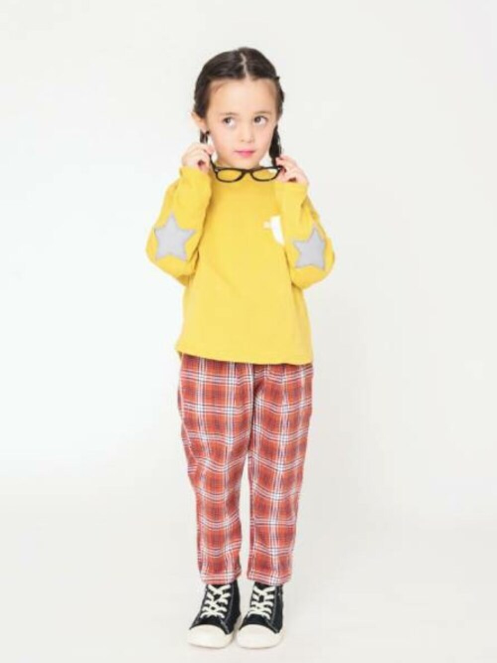 「セットアップ、イエロー、パッチワーク、春コーデ、女の子、BREEZE、キッズファッション、おしゃれさんと繋がりたい、シェフパンツ、エフオーオンラインストア(F.O.Online Store)」｜「BREEZEのシェフジャケット（その他アウター、オレンジ系）」を使った、F.O.OnlineStoreさん（キッズ・110cm）の春コーディネートの1枚目の写真