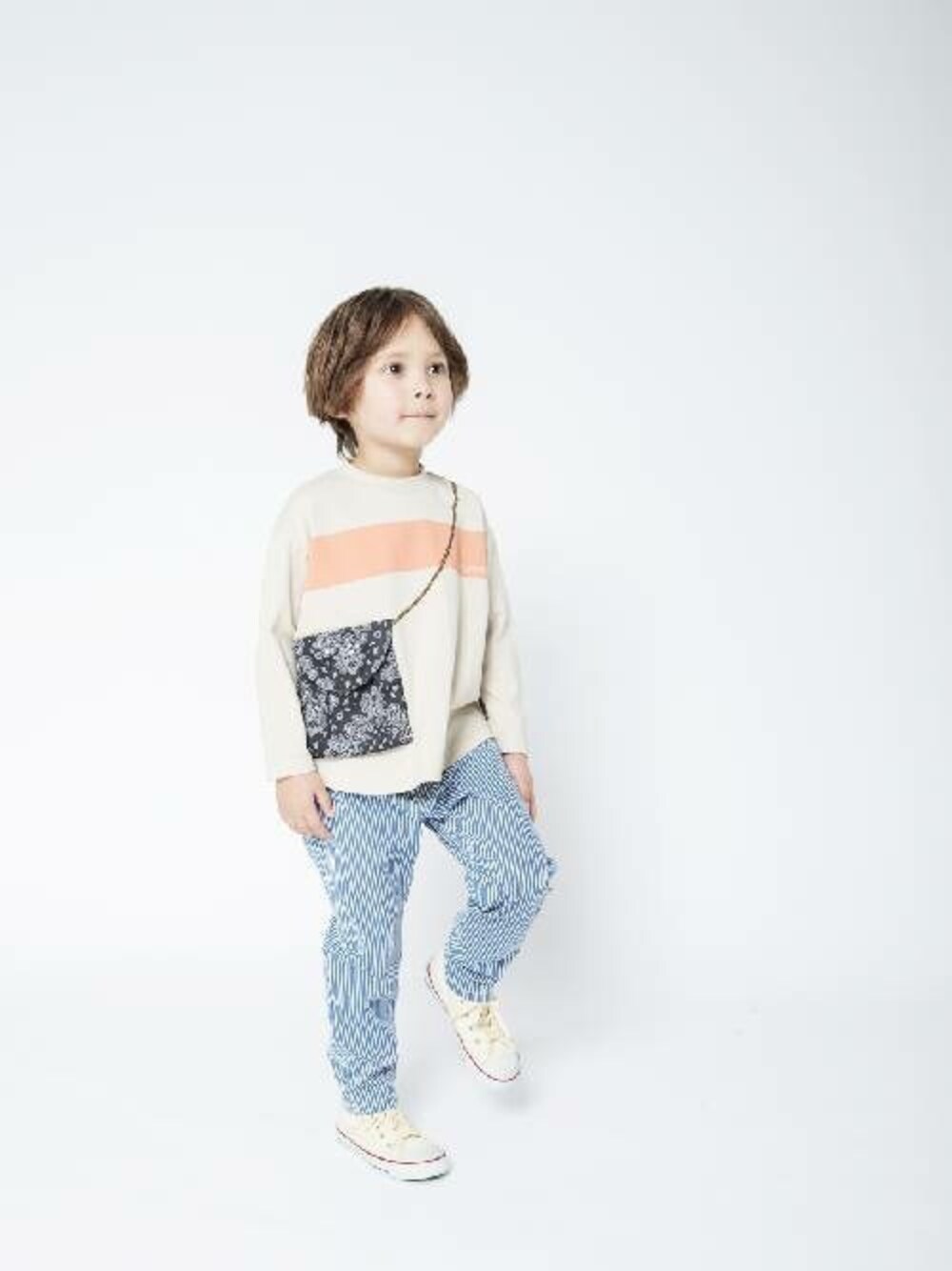 「トレンド、長袖シャツ、ストライプパンツ、キッズコーデ、男の子、春コーデ、BREEZE、サコッシュ、おしゃれさんと繋がりたい、エフオーオンラインストア(F.O.Online Store)」｜「BREEZEのバックプリントブルゾン（ブルゾン、グリーン系）」を使った、F.O.OnlineStoreさん（キッズ・110cm）の春コーディネートの1枚目の写真