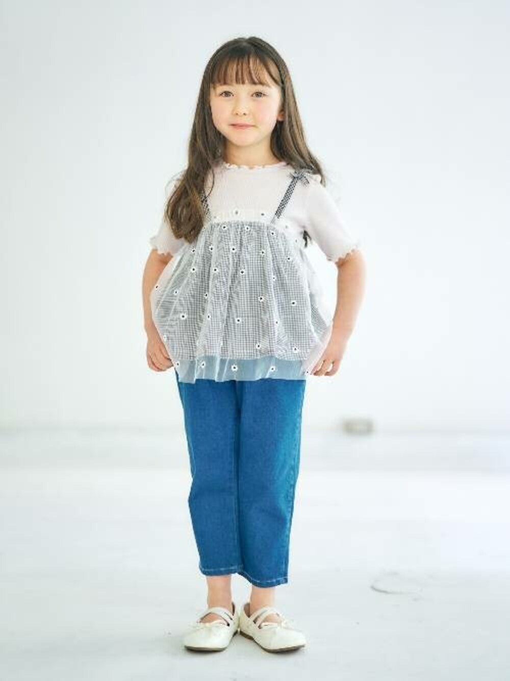 「花柄、チュール、刺繍、キッズコーデ、春コーデ、女の子、スカラップ、アプレレクール、おしゃれさんと繋がりたい、エフオーオンラインストア(F.O.Online Store)」｜「apres les coursのお花刺繍チュールドッキングトップス（Tシャツ/カットソー、ブラック系）」を使った、F.O.OnlineStoreさん（キッズ・110cm）の春コーディネートの1枚目の写真