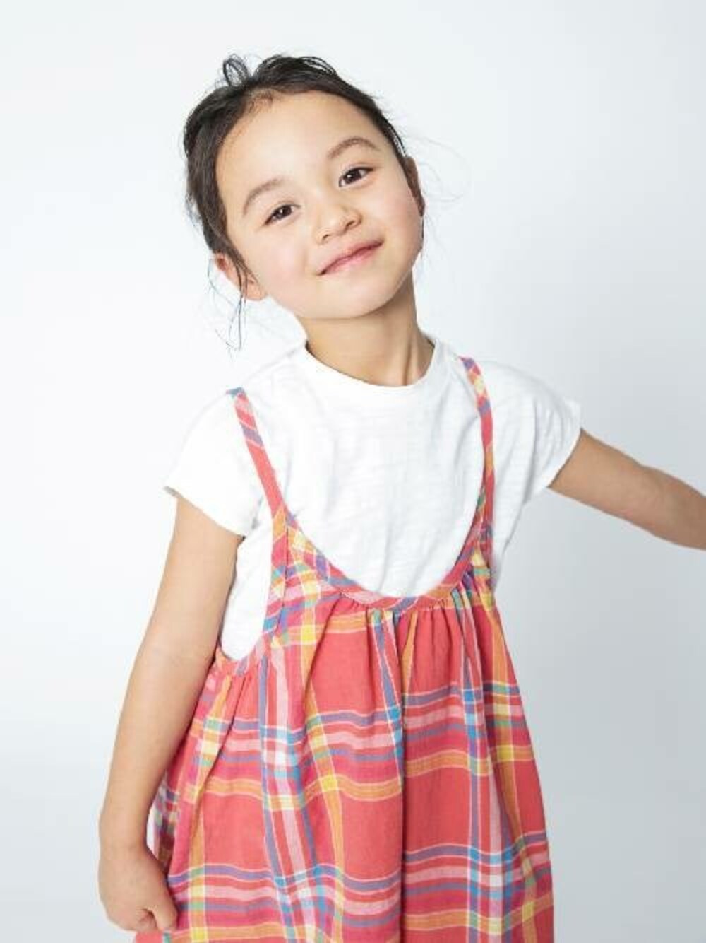 「チェック、ワンピース、キッズコーデ、春コーデ、女の子、キャミワンピ、半袖、BREEZE、おしゃれさんと繋がりたい、エフオーオンラインストア(F.O.Online Store)」｜「BREEZEの2P Tシャツ×チェックキャミワンピ（ワンピース、レッド系）」を使った、F.O.OnlineStoreさん（キッズ・110cm）の春コーディネートの1枚目の写真