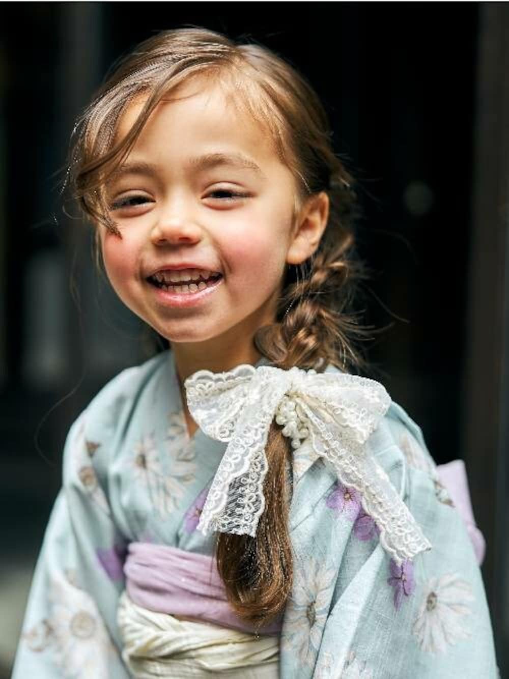 「ワンピース、浴衣、子供服、女の子、サックスブルー、アプレレクール、帯、夏祭り、おしゃれさんと繋がりたい、エフオーオンラインストア(F.O.Online Store)」｜「apres les coursの【WEB先行予約】あぷれのはんなり浴衣（帯2本・リボン巾着セット）（浴衣、ブルー系）」を使った、F.O.OnlineStoreさん（キッズ・110cm）の春コーディネートの1枚目の写真