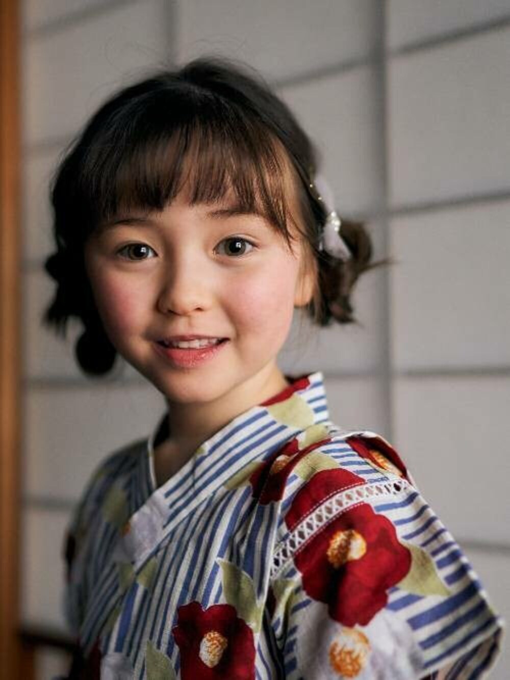 「ストライプ、甚平、女の子、椿、涼しい、夏物、夏祭り、キッズファッション、おしゃれさんと繋がりたい、エフオーオンラインストア(F.O.Online Store)」｜「apres les coursの【WEB先行予約】あぷれのはんなり甚平（GIRLS）（浴衣、レッド系）」を使った、F.O.OnlineStoreさん（キッズ・110cm）の春コーディネートの1枚目の写真