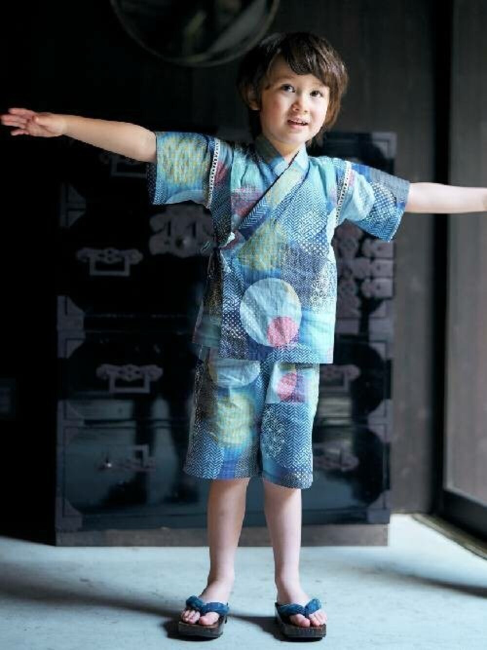 「セットアップ、ブルー、甚平、男の子、アプレレクール、夏物、夏祭り、キッズファッション、おしゃれさんと繋がりたい、エフオーオンラインストア(F.O.Online Store)」｜「apres les coursの【WEB先行予約】あぷれのはんなり甚平（BOYS）（浴衣、ブルー系）」を使った、F.O.OnlineStoreさん（キッズ・110cm）の春コーディネートの1枚目の写真