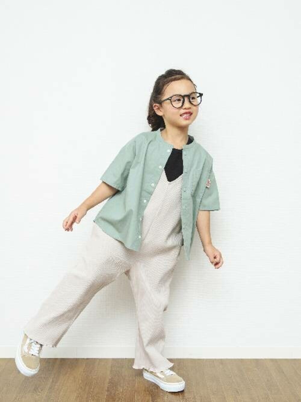 「サロペット、ミント、シャツスタイル、女の子、夏コーデ、メガネ女子、BREEZE、キッズファッション、おしゃれさんと繋がりたい、エフオーオンラインストア(F.O.Online Store)」｜「BREEZEのスタンダード半袖シャツ（シャツ/ブラウス、グリーン系）」を使った、F.O.OnlineStoreさん（キッズ・110cm）の春コーディネートの1枚目の写真