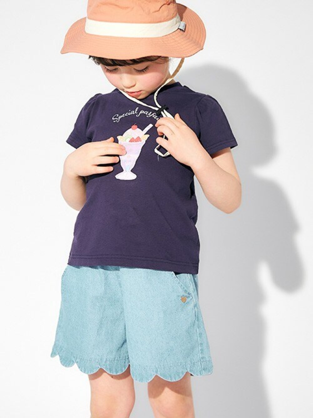 「カジュアル、ショートパンツ、Tシャツ、ハット、キッズコーデ、女の子、アプレレクール、エフオーオンラインストア(F.O.Online Store)、apres les cours、F.O.Online Store」｜「apres les coursの【日よけ付き/UVカット/接触冷感/撥水加工】バイカラーアウトドアハット（ハット、ピンク系）」を使った、F.O.OnlineStoreさん（キッズ・110cm）の夏コーディネートの1枚目の写真
