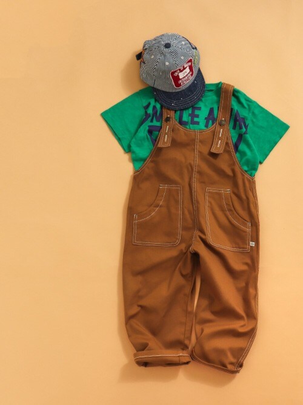 「カジュアル、キャップ、サロペット、ストリート、キッズコーデ、BREEZE、グラフィックＴ、秋コーデ、エフオーオンラインストア(F.O.Online Store)、F.O.Online Store」｜「BREEZEの【20周年復刻シリーズ】レジェンドグラフィックTシャツ（Tシャツ/カットソー、グリーン系）」を使った、F.O.OnlineStoreさん（キッズ・110cm）の夏コーディネートの1枚目の写真
