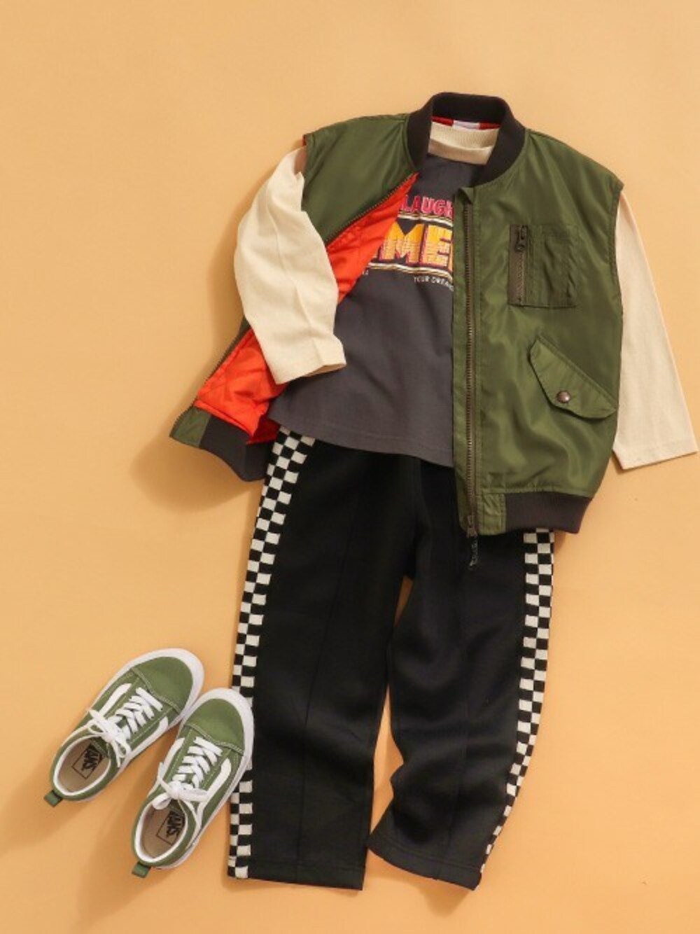 「アウター、MA-1、ベスト、カーキ、キッズコーデ、BREEZE、秋コーデ、ラインパンツ、エフオーオンラインストア(F.O.Online Store)、F.O.Online Store」｜「BREEZEのMA-1ベスト（MA-1、グリーン系）」を使った、F.O.OnlineStoreさん（キッズ・110cm）の夏コーディネートの1枚目の写真