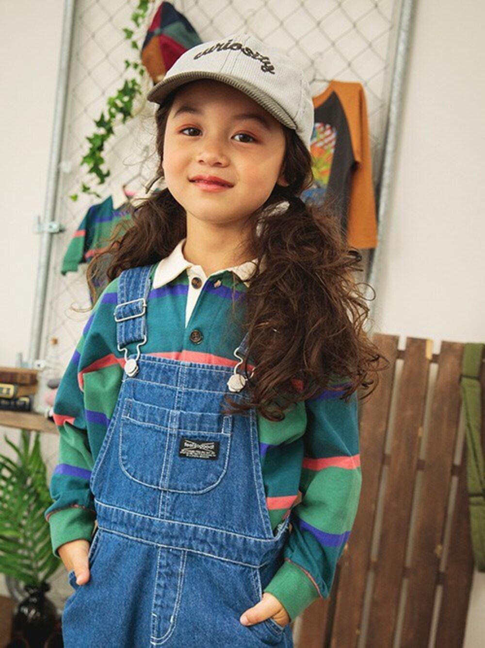 「キャップ、ジャンスカ、キッズコーデ、女の子、ラガーシャツ、BREEZE、リンクコーデ、秋コーデ、エフオーオンラインストア(F.O.Online Store)、F.O.Online Store」｜「BREEZEのコーデュロイキャップ（キャップ、グレー系）」を使った、F.O.OnlineStoreさん（キッズ・110cm）の秋コーディネートの1枚目の写真